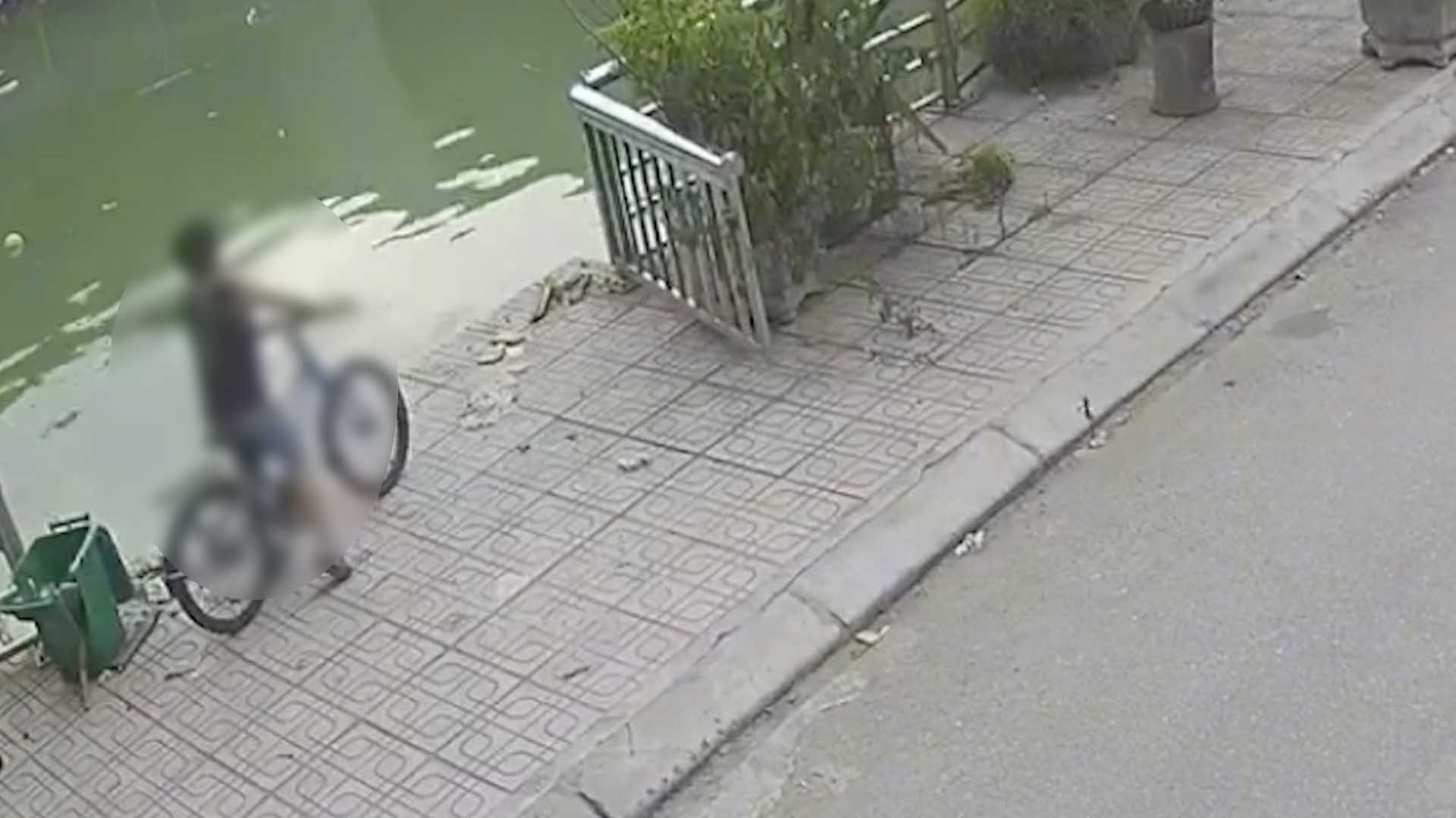 아이가 노래하는 사건은 당신이 물에 빠졌을 때 아이에게 필요한 삶의 기술에 대한 경종을 울리는 것입니다