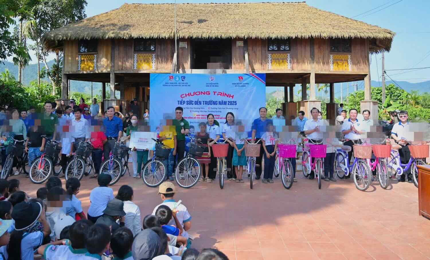 새 학년을 앞두고 학생들에게 책과 자전거를 선물합니다. 사진: Thanh Thien.