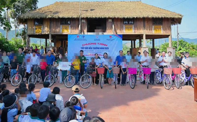 Giving books and bicycles to students before the new school year. Photo: Thanh Thien.