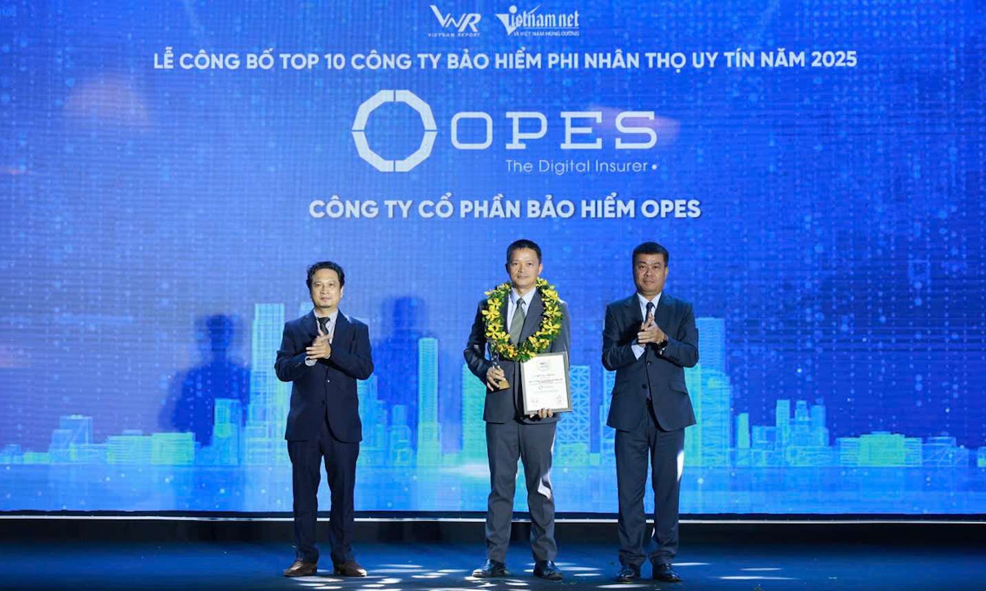 Dai dien OPES tai le cong bo Top 10 cong ty bao hiem phi nhan tho uy tin. Anh: SeABank