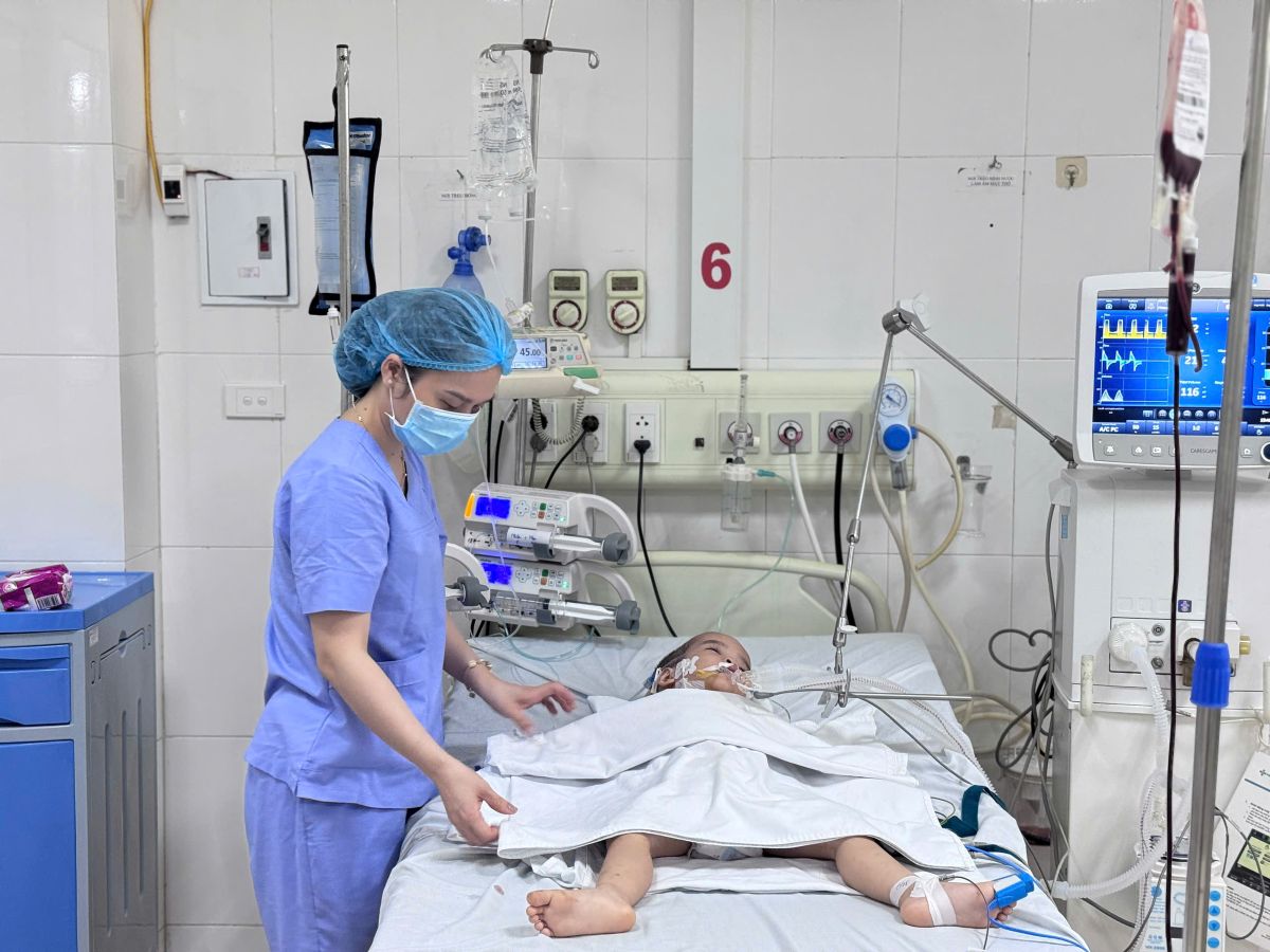 Be trai bi hoc qua nhan dang duoc dieu tri tich cuc tai Benh vien Nhi Thanh Hoa. Anh: Benh vien cung cap