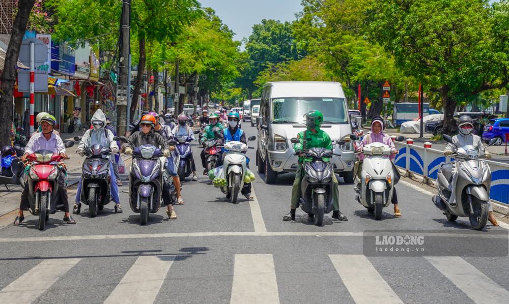 Hue buoc vao dot nang nong gay gat khien moi hoat dong ngoai troi tro nen kiet suc. Nhiet do ben ngoai dat nguong 40 do C, mat duong bong rat, khong khi ham hap nhu trong lo nung. 