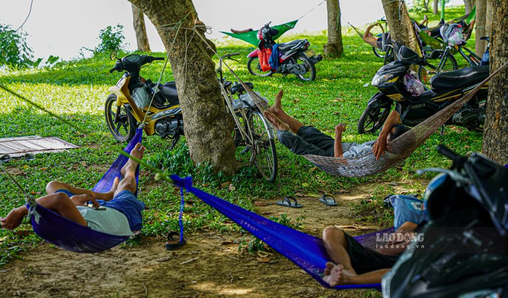 De tron nang, nhieu nguoi dan, cong nhan lao dong o Hue da ra cong vien, khong gian xanh ben song Huong de moc vong, dua lung giai nhiet. 
