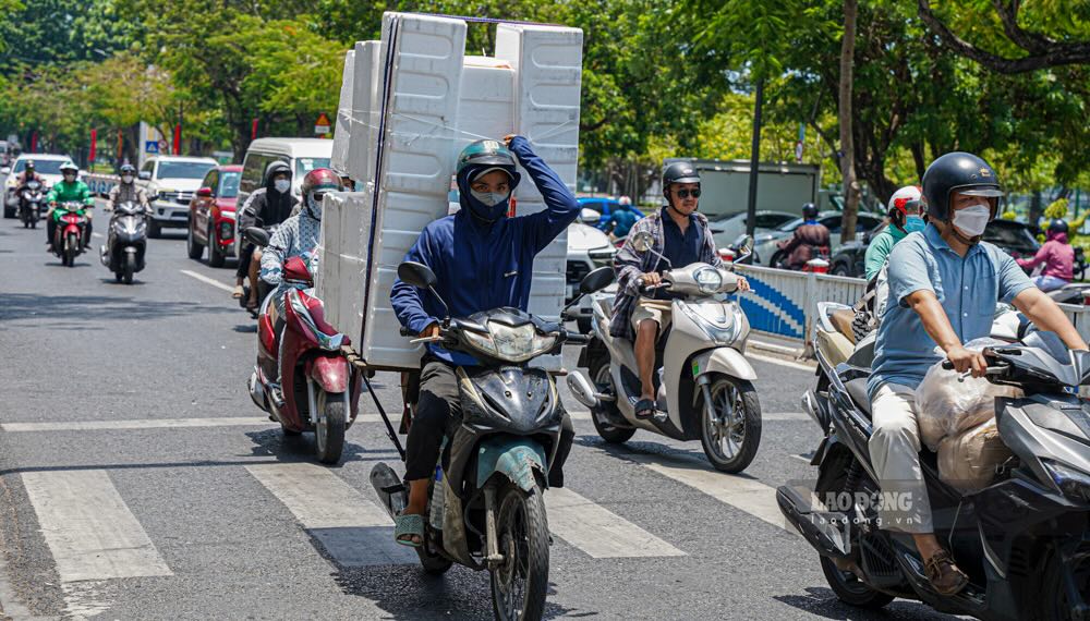 Tu cac cong trinh xay dung den via he, trong xuong san xuat hay doc cac tuyen duong, dau dau cung bat gap hinh anh nhung nguoi trum kin ao chong nang, quan khan quanh co, mang theo chai nuoc mat de chong choi. 