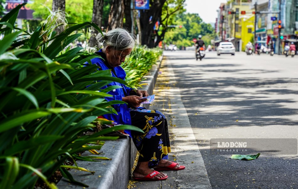 Ghi nhan tai duong Tran Hung Dao (doan phia truoc cho Dong Ba) thoi diem 12h trua, nhieu tai xe xe om, nguoi ban ve so tranh thu nup duoi bong cay vai phut, roi lai tiep tuc cong viec. Hoi nong phan tu mat duong khien giay phut nghi ngoi it oi cua nhung nguoi lao dong tro nen buc boi, kho chiu.   