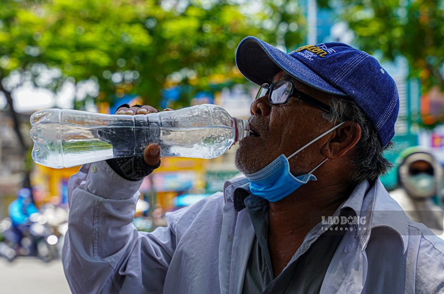 Ong Dang Huu Kham (70 tuoi, tai xe xe om) chia se, hai hom tro lai day nang nong gay gat, chay xe cho khach giua duong da tay da mat bong rat, dau nhuc. Nuoc boi di theo hang lit nhung cung khong xue. “Nang met lam. Chay duoc mot chut phai tim cho nhim de tranh tru. Hon nua, troi nang ho khong di xe om, ai cung di taxi nen chay khong co khach. Thong thuong 1 ngay chay duoc 200-250 nghin dong, nhung ngay nong nhu nay chi leo teo 100 nghin. Thoi cung gang ma chay” – ong Kham noi. 