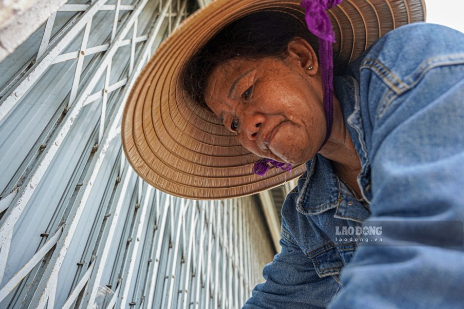 “Kho lam con oi. Nang rat kho chiu, met qua. Ba phai mang theo nhieu chai nuoc, uong lien tuc, mot ngay phai may lit” – ba Huong ua nuoc mat, xen lan mo hoi dam dia. 