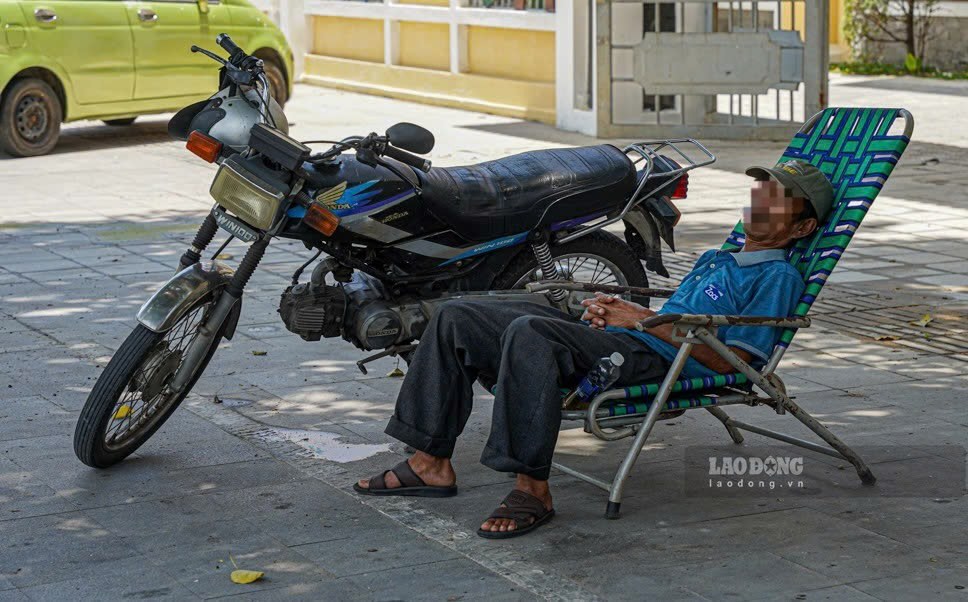 Ai cung muon tranh thu lam vao sang som hoac chieu muon, han che di chuyen vao khung gio nang dinh diem. Tuy nhien, voi nhu cau muu sinh, nhieu nguoi van bam duong ca ngay, chi nghi choc lat roi tiep tuc. 