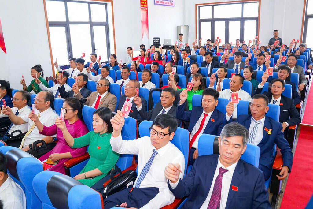 Cac Dai bieu bieu quyet thong qua Nghi quyet Dai hoi. Anh