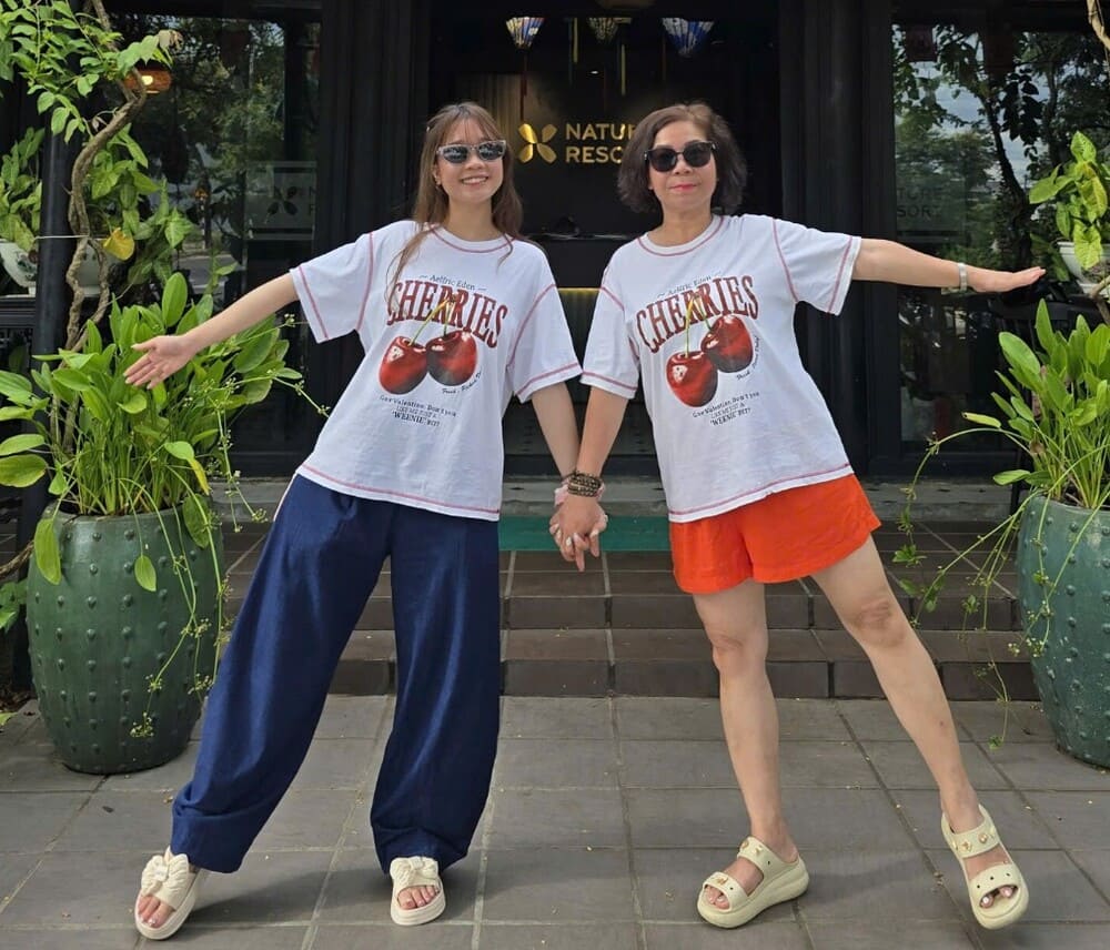 Wearing couple clothes to walk around town is one of the activities that connect the feelings between mother and daughter. Photo: Lan Chi