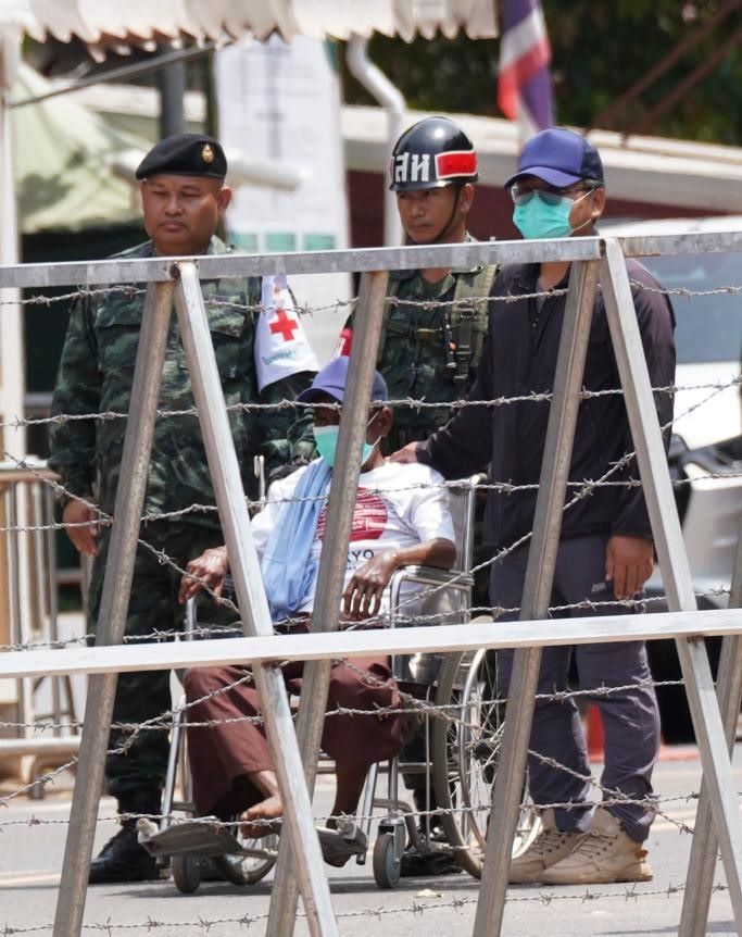 Binh linh Thai Lan trao tra mot nguoi linh Campuchia tai tram kiem soat bien gioi O'Smach, tinh Oddar Meanchey, Campuchia, ngay 1.8.2025. Anh: Xinhua
