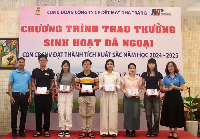 냐짱 섬유 의류 합자 회사 노동조합이 간부 자녀 조합원 간부 노동자를 위해 마련한 야유회 활동 상을 수여하는 프로그램. 사진: 투투이