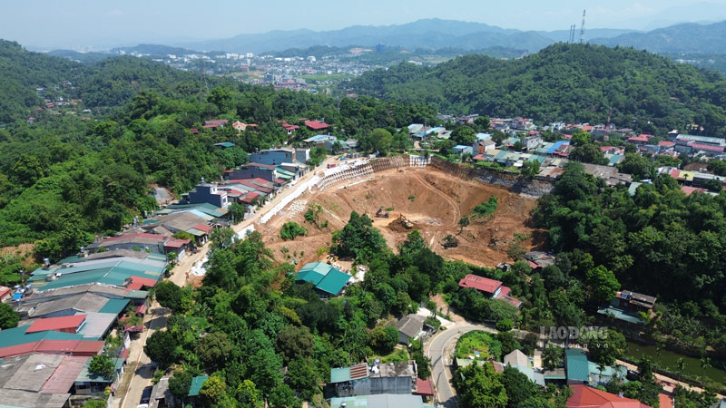 239号線の50億ドンの堤防工事中の場所の全景。写真:ディン・ダイ