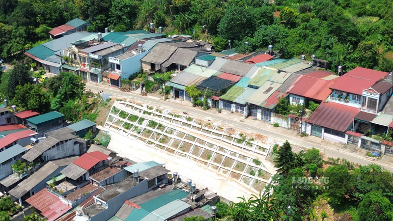 Mot doan ke chong sat lo tren duong 23.9 (nay thuoc phuong Cam Duong, tinh Lao Cai). Anh: Dinh Dai