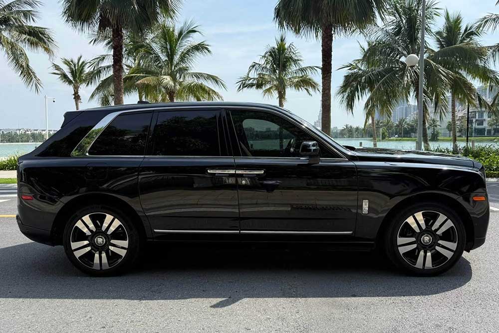 El Rolls-Royce Cullinan modelo 2020 se ofrece a la venta en el mercado de coches usados con un exterior negro y un diseño lujoso caracteristico. Foto: Van Long