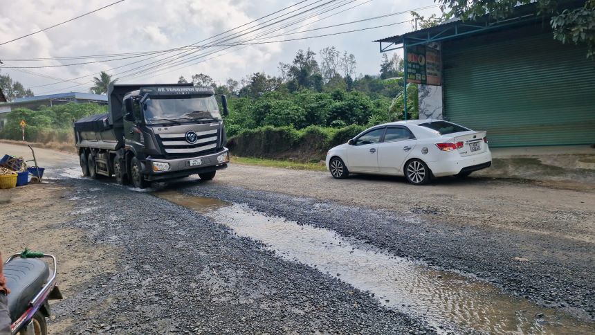 Đường dân sinh xuống cấp nghiêm trọng, người dân phản ánh do xe vào mỏ đá cày nát. Ảnh: Lam Hồng