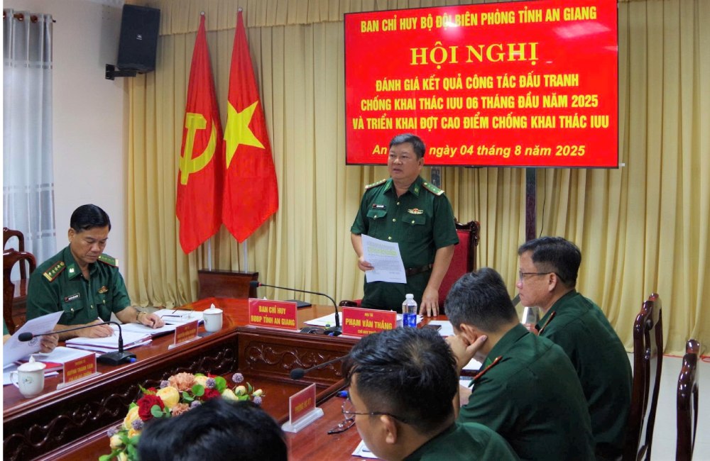 Colonel Pham Van Thang, Deputy Commander of the Provincial Military Command, Commander of the Provincial Border Guard Command, gave instructions on combating violations in seafood exploitation. Photo: Tien Vinh
