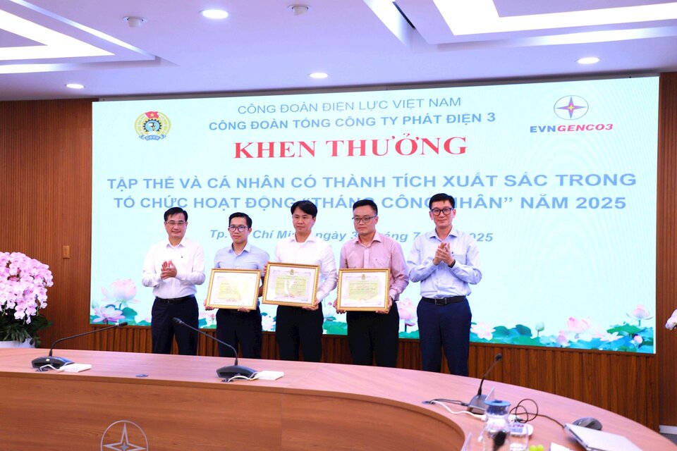 간부 및 개인은 간부 노동자의 달에 뛰어난 성과를 거둔 공로로 표창을 받았으며 여기에는 산업 안전 및 위생 작업이 포함됩니다. 사진: Quoc Hung