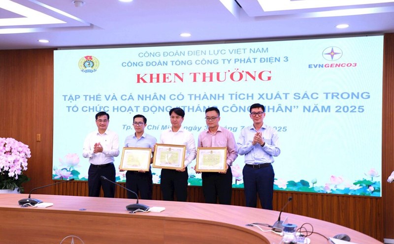 Collectives and individuals were rewarded for their outstanding achievements during Workers' Month, including occupational safety and hygiene. Photo: Quoc Hung