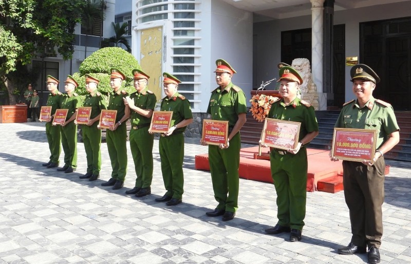 Dai ta Nguyen Ha Lai, Pho Giam doc Cong an TP.Da Nang (thu 5, tu trai sang) trao thuong cac tap the, ca nhan co thanh tich xuat sac. Anh: CACC
