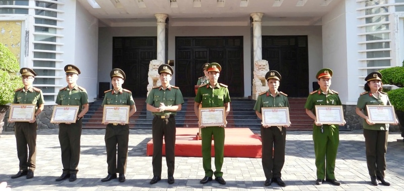 Thua uy quyen cua Bo truong Bo Cong an, Dai ta Nguyen Dai Dong, Pho Giam doc Cong an TP.Da Nang (thu 4, tu trai sang) trao danh hieu “Chien si thi dua toan luc luong Cong an nhan dan” cho cac ca nhan. Anh: CACC