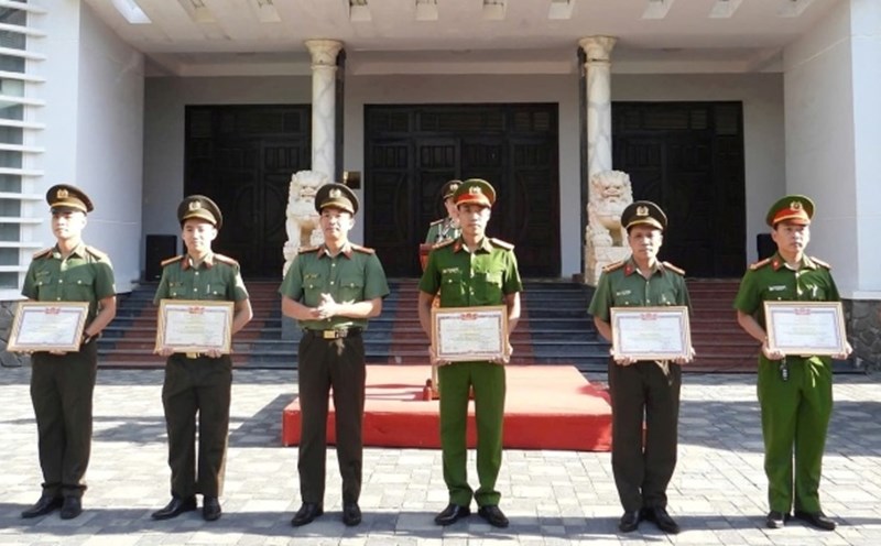 Authorized by the Minister of Public Security, Colonel Nguyen Dai Dong, Deputy Director of Da Nang City Police (4th, from left) awarded the title of "Emulation Fighter of the entire People's Public Security Force" to individuals. Photo: CACC