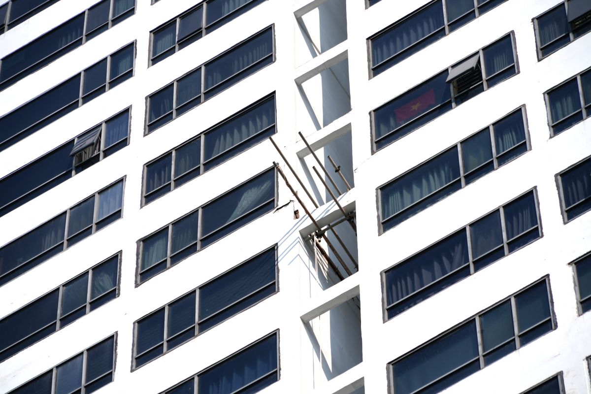 scaffolding is being constructed to prevent falling from the crack on the 16th floor of Lapen Center apartment building. Photo: Thanh An