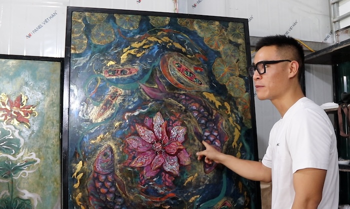 90년대생 화가의 역사 이야기를 담은 몇 톤 무게의 옻칠 그림 감상. 사진: Nguyen Linh