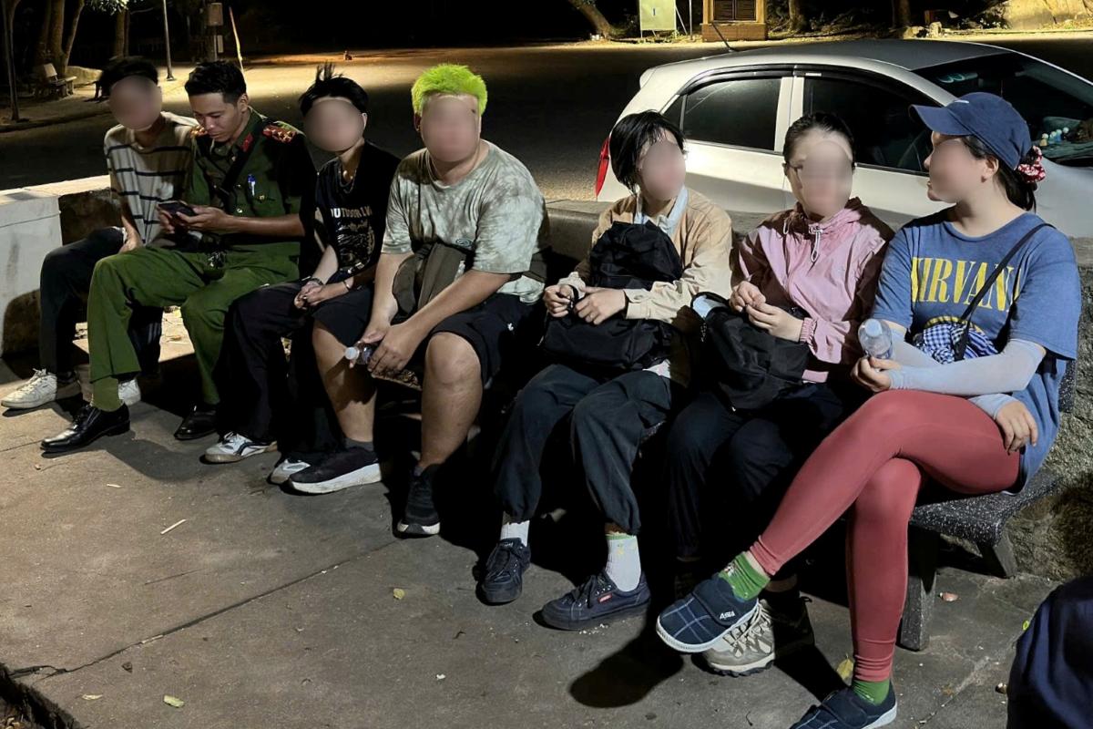 Minh Dam 산에서 길을 잃은 관광객 그룹은 기능 부대에 의해 제때 수색 및 구조되었습니다. 사진: BDBP