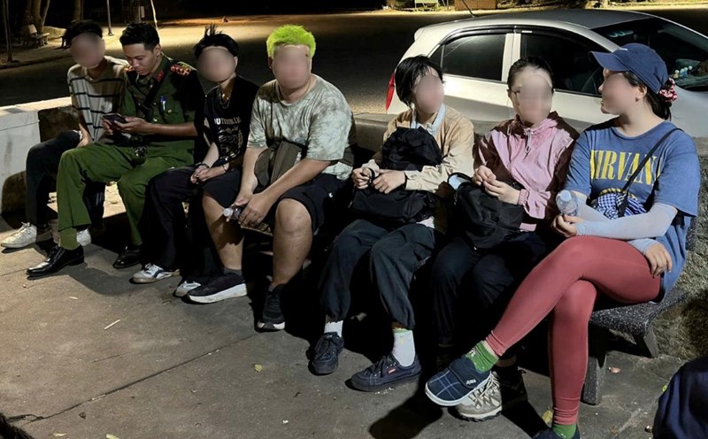 The group of tourists lost on Minh Dam mountain was promptly searched and rescued by authorities. Photo: Border Guard