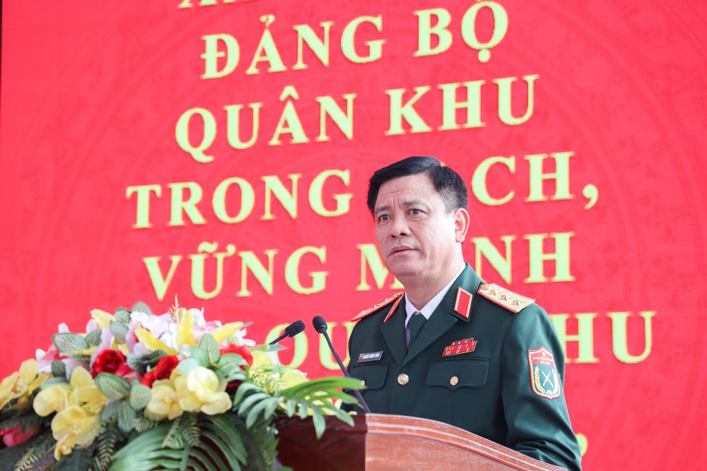 Thuong tuong Nguyen Truong Thang, Uy vien Trung uong Dang, Uy vien Quan uy Trung uong, Thu truong Bo Quoc phong phat bieu chi dao buoi le. Ảnh: Quan khu 7