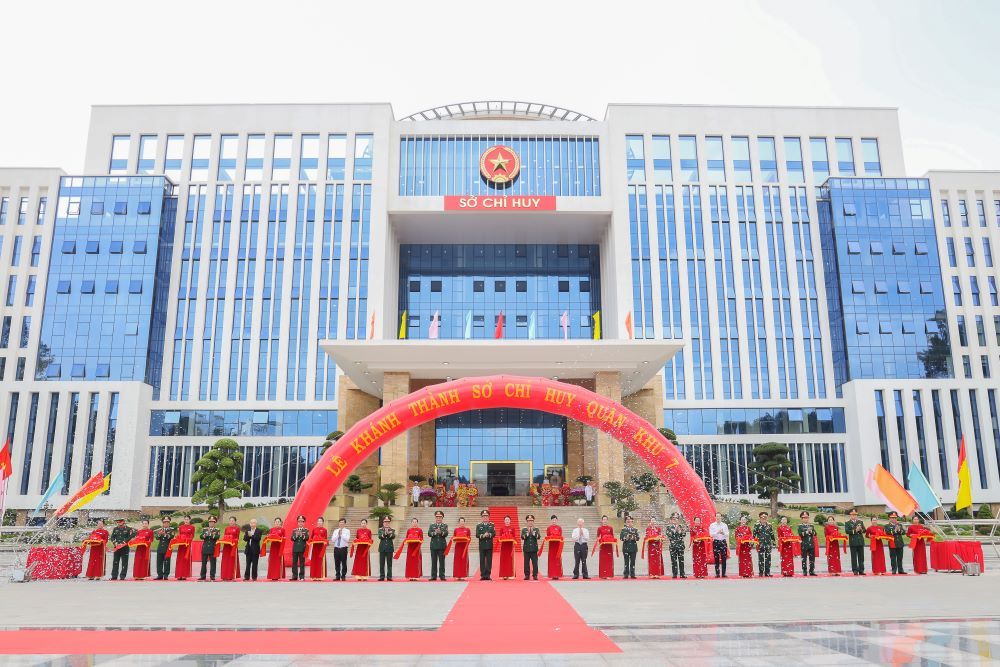 Cac dai bieu thuc hien nghi thuc cat bang khanh thanh So Chi huy Quan khu 7. Ảnh: Quan khu 7