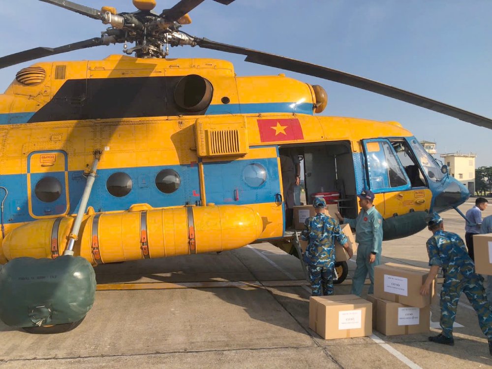 On August 3, the Ministry of National Defense dispatched 3 helicopters carrying the working group and relief goods for people in flooded areas in Dien Bien. Photo: Air Defense - Air Force.