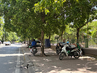 노동자들이 더위를 피하기 위해 그늘에서 휴식을 취하고 있습니다. 8월 4일 정오 하노이에서. 사진: 바오한