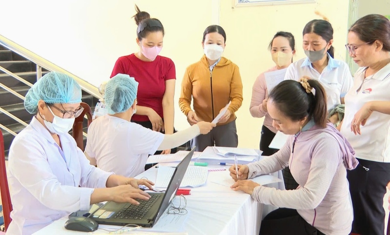 Cac nu cong nhan o Da Nang duoc tham kham, tu van suc khoe mien phi. Anh: Viet Trong