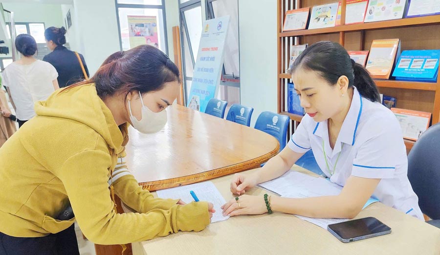 다낭시 노동총연맹은 900명의 여성 조합원을 대상으로 무료 건강 검진 프로그램을 조직합니다. 사진: 쩐 티