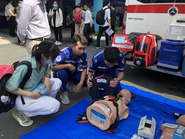 Giving first aid on the spot to stroke victims properly, then taking them to the hospital for emergency care will help patients have a better chance of living. Photo: Nguyen Ly