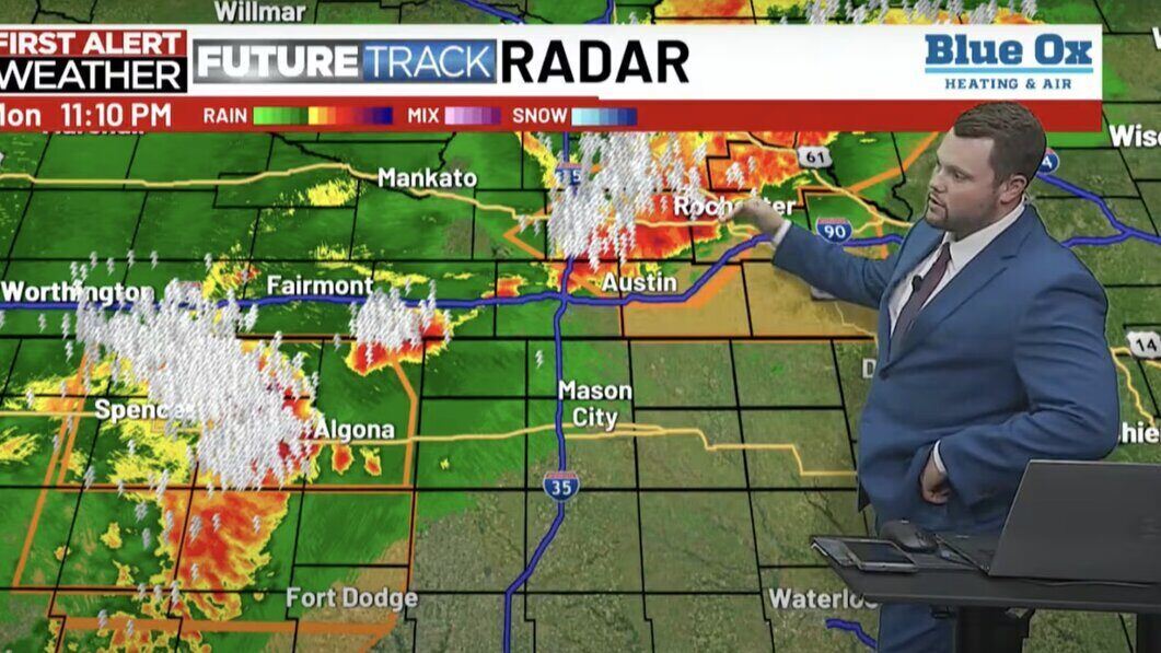 기상 캐스터 닉 얀센은 생방송 진행 중임에도 불구하고 아내에게 문자를 보내기 위해 멈췄습니다. KTTC 비디오에서 캡처한 사진