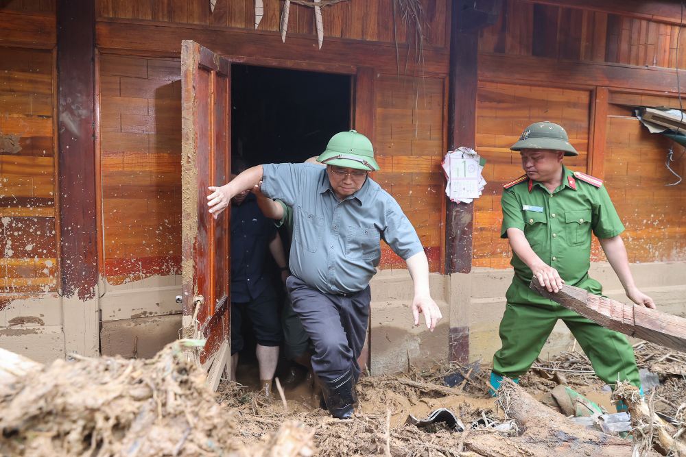 Politburo member and Prime Minister Pham Minh Chinh directly visited the scene of Hang Pu Xi village, Xa Dung commune (Dien Bien), where 17 households and 80 people lost all their homes due to floods on August 3. Photo: VGP/Nhat Bac