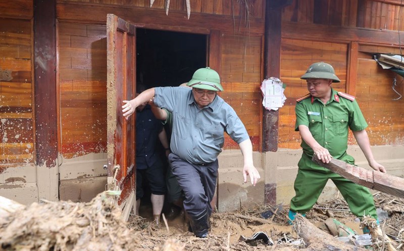 Politburo member and Prime Minister Pham Minh Chinh directly visited the scene of Hang Pu Xi village, Xa Dung commune (Dien Bien), where 17 households and 80 people lost all their homes due to floods on August 3. Photo: VGP/Nhat Bac