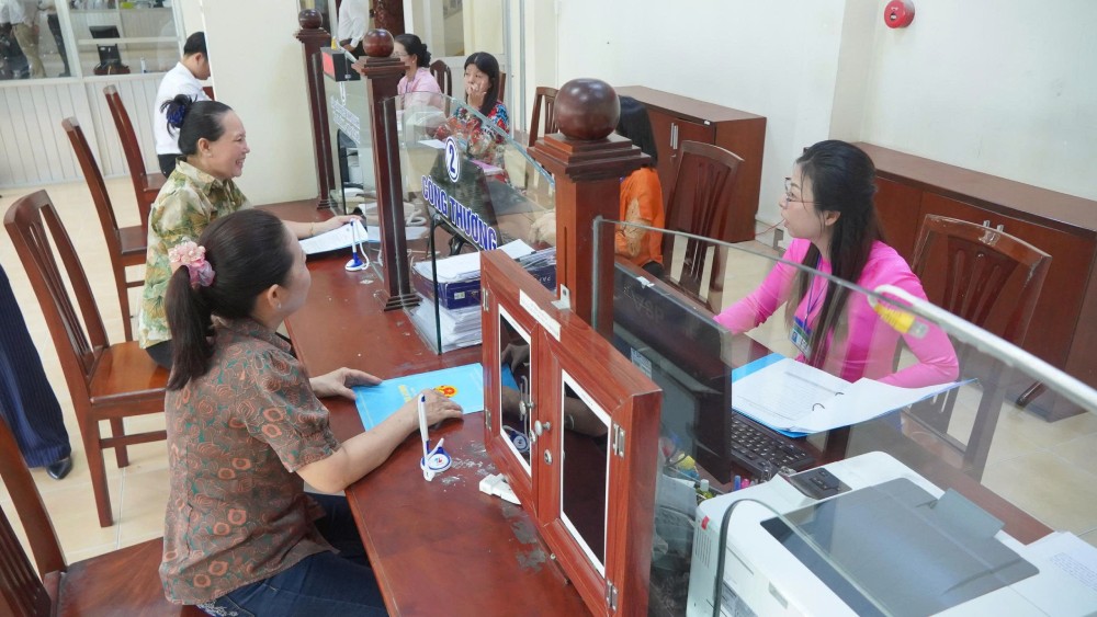 Cadres, civil servants, and public employees of Ninh Kieu ward (Can Tho) handle administrative procedures for people when operating a two-level local government. Photo: Ta Quang