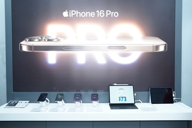 Los ingresos de la linea de telefonos inteligentes iPhone 16 ayudan a Apple a liderar los ingresos en el mercado de telefonos inteligentes en el segundo trimestre de 2025. Foto: Tan Nguyen