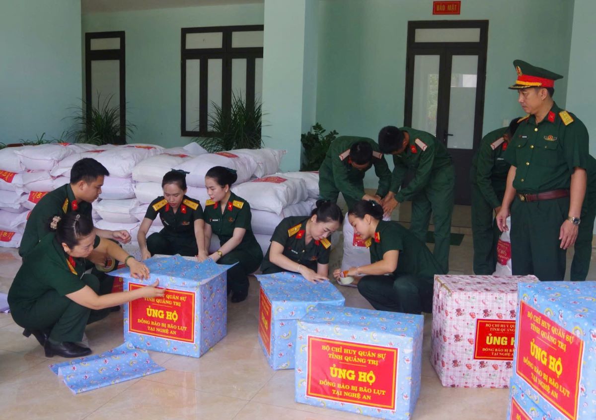 Qua gui tang cho nguoi dan vung lu Nghe An duoc can bo, chien si goi ghem can than. Anh: H.Nguyen