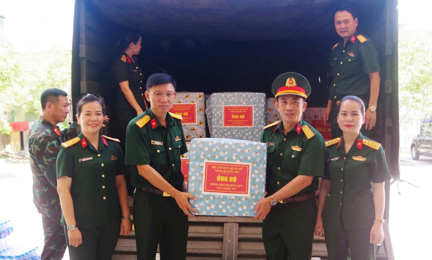 Nghe An省で台風3号による被害を受けた地域住民に贈られた Quang Tri 省軍事司令部の幹部、兵士の贈り物。写真:H.Nguyen