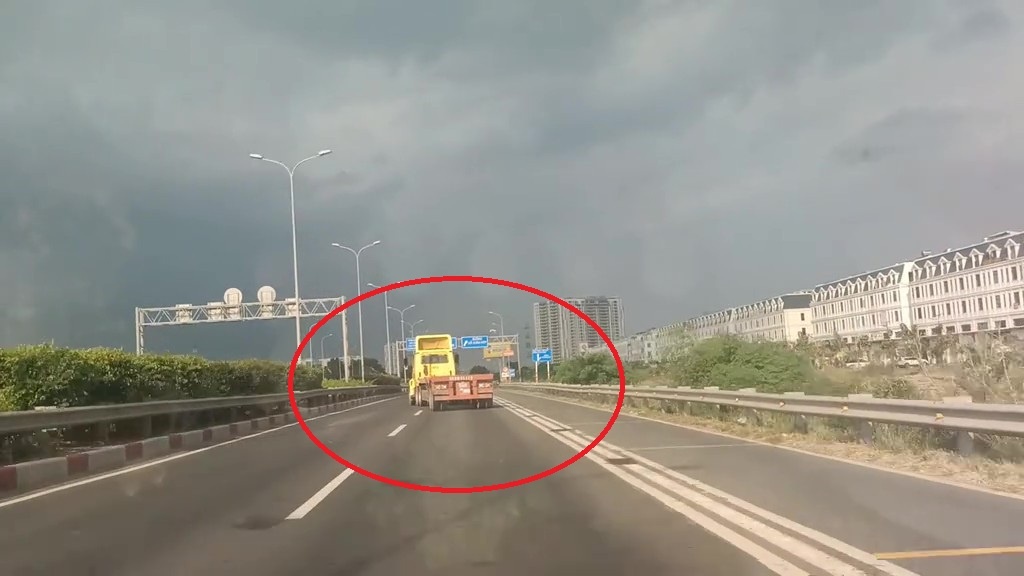 Imagen del conductor de un camion merodeando por la autopista TPHCM - Long Thanh - Dau Giay. Foto: Dong Hoang