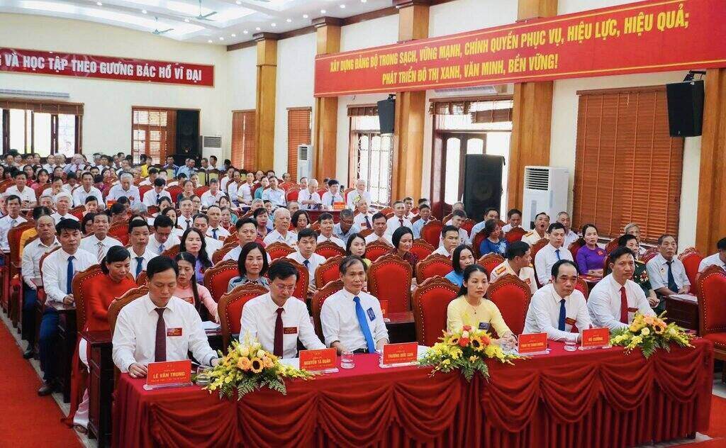 200 delegados asistieron a la sesion preparatoria del primer Congreso del Partido del barrio de Tu Minh (ciudad de Hai Phong). Foto: Ta Thuong