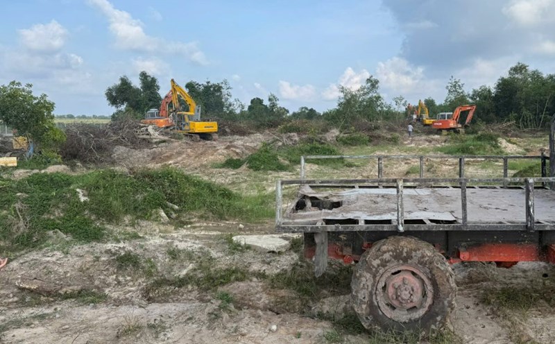 Launching the leveling of the ground, erecting a fence tole in Suoi May quarter. Photo: Phu Quoc Special Zone