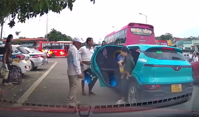 Khách hàng bị nhóm người đuổi khỏi taxi. Ảnh: Khánh Nguyễn.