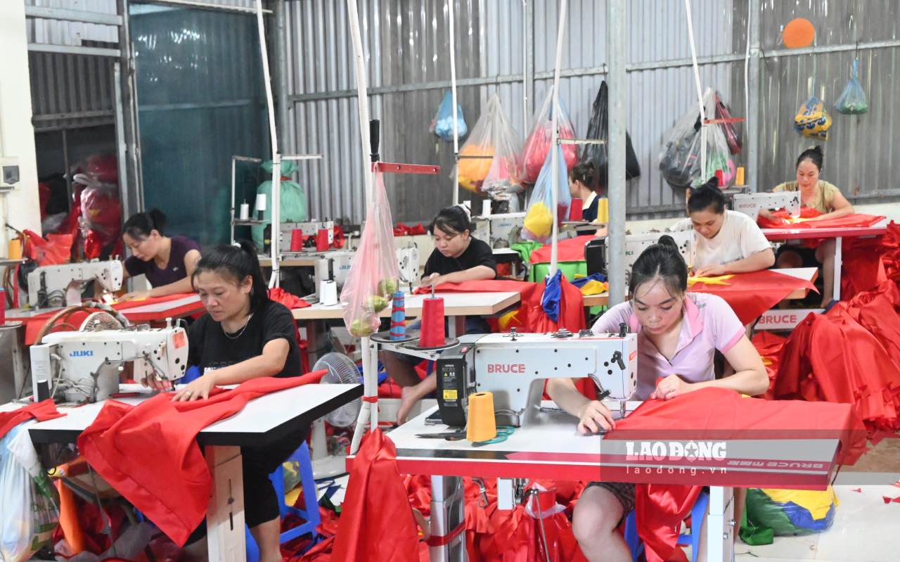 Cong nhan xuong may miet mai hoan thien tung la co To quoc truoc dip le Quoc Khanh 2.9. Anh: Thanh Nhan