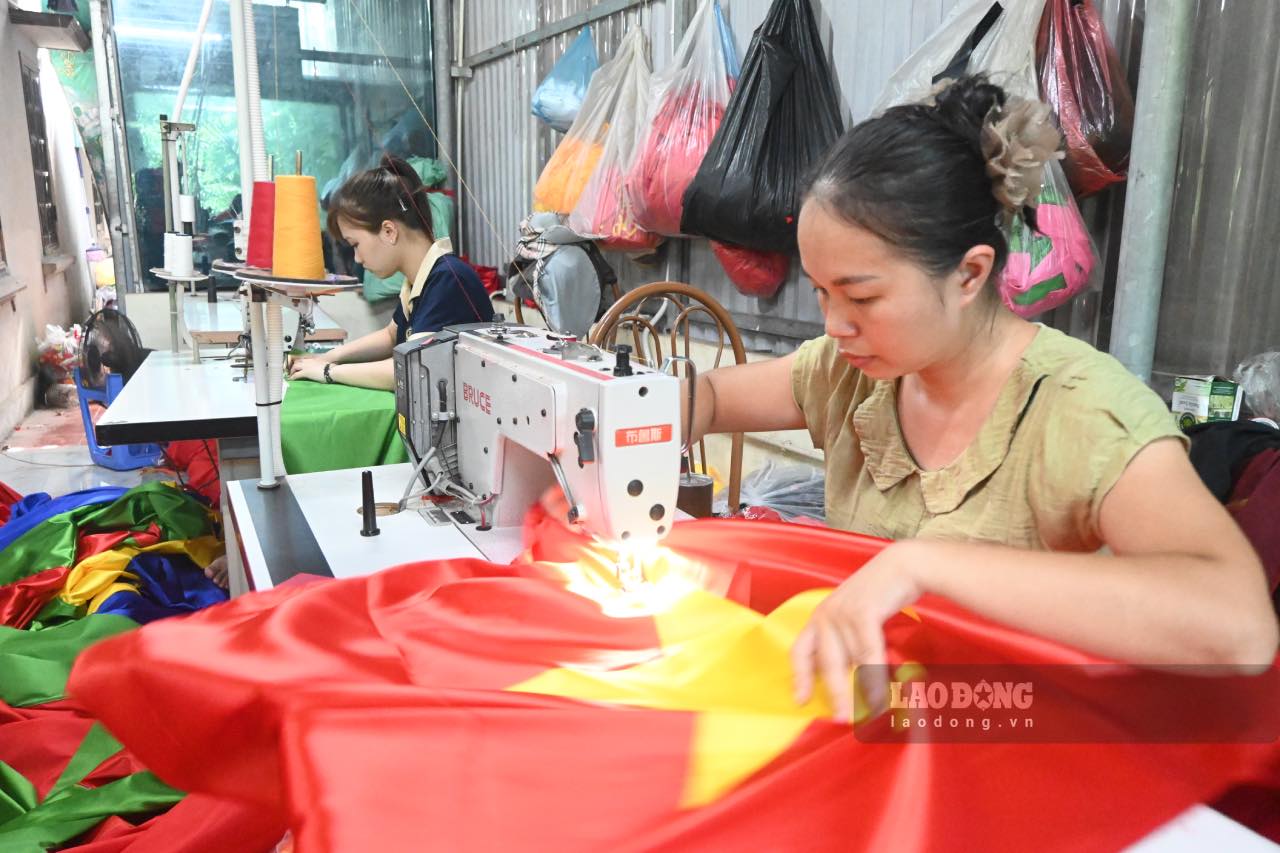 Tung duong kim mui chi gui gam niem tu hao dan toc tren sac co do tham. Anh: Thanh Nhan